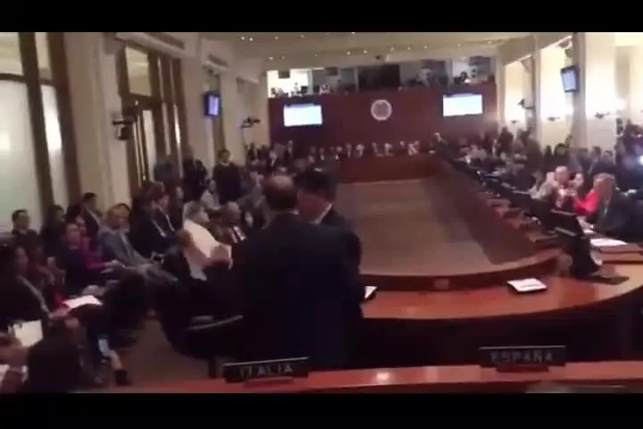 (ویدیو) فعال ضد جنگ، سخنرانی «پامپئو» را به هم ریخت