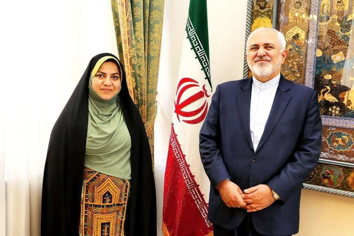 (عکس) دیدار بانوی بلوچ با ظریف قبل از عزیمت به محل ماموریت