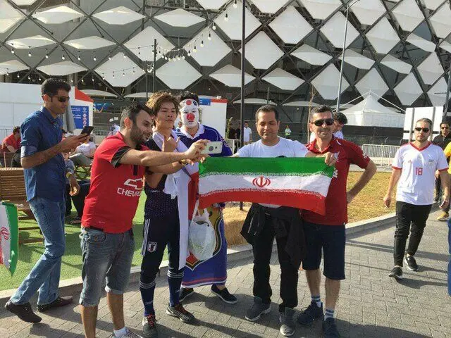 (تصاویر) کری خوانی هواداران ایران و ژاپن بیرون ورزشگاه