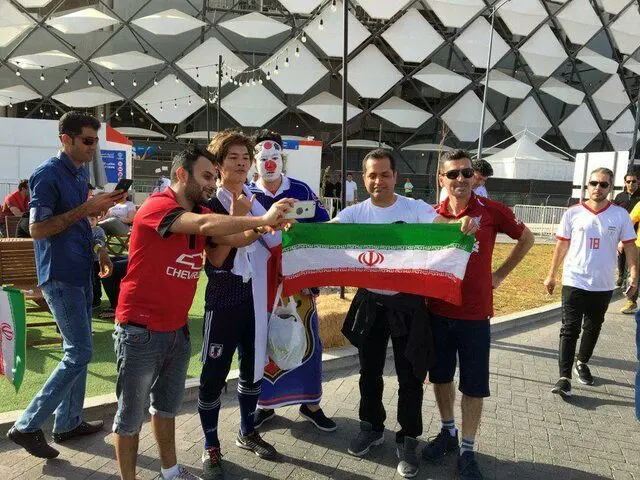 (تصاویر) کری خوانی هواداران ایران و ژاپن بیرون ورزشگاه