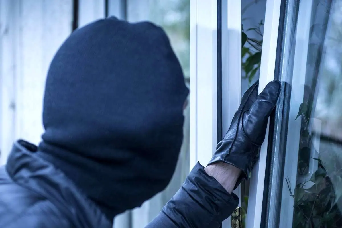 سرقت شبانه از خانه پیرزن تنها