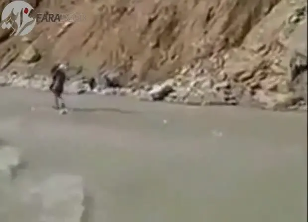 (ویدیو) گذر دانش‌آموز از رودخانه بر دوش معلم