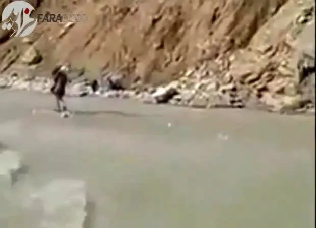(ویدیو) گذر دانش‌آموز از رودخانه بر دوش معلم