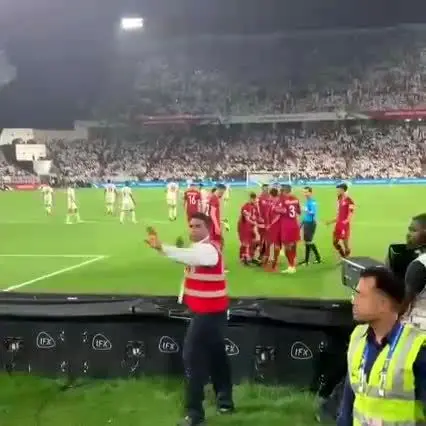 (ویدیو) پرتاپ دمپایی به سمت بازیکنان قطری