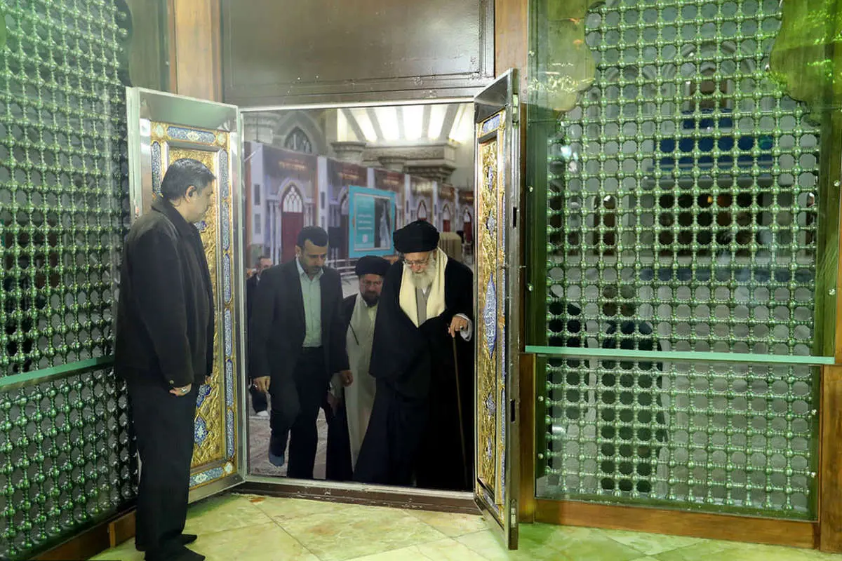 (تصاویر) حضور رهبر معظم انقلاب در حرم امام خمینی(س)