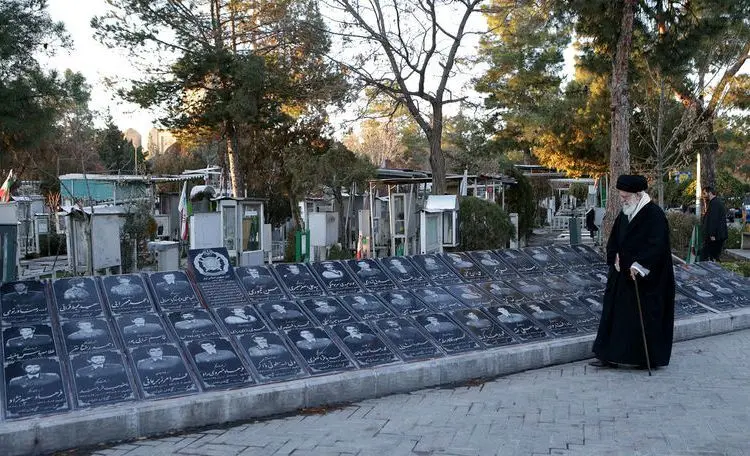 انتقاد رهبر انقلاب از یکسان‌سازی قبور شهدا