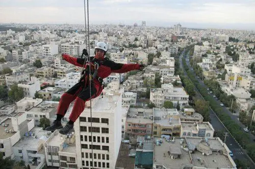 زن عنکبوتی در خیابان‌های مشهد!