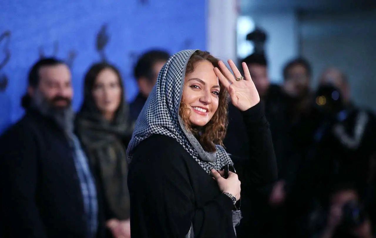 (تصاویر) ژست‌های مهناز افشار در اکران «ناگهان درخت»