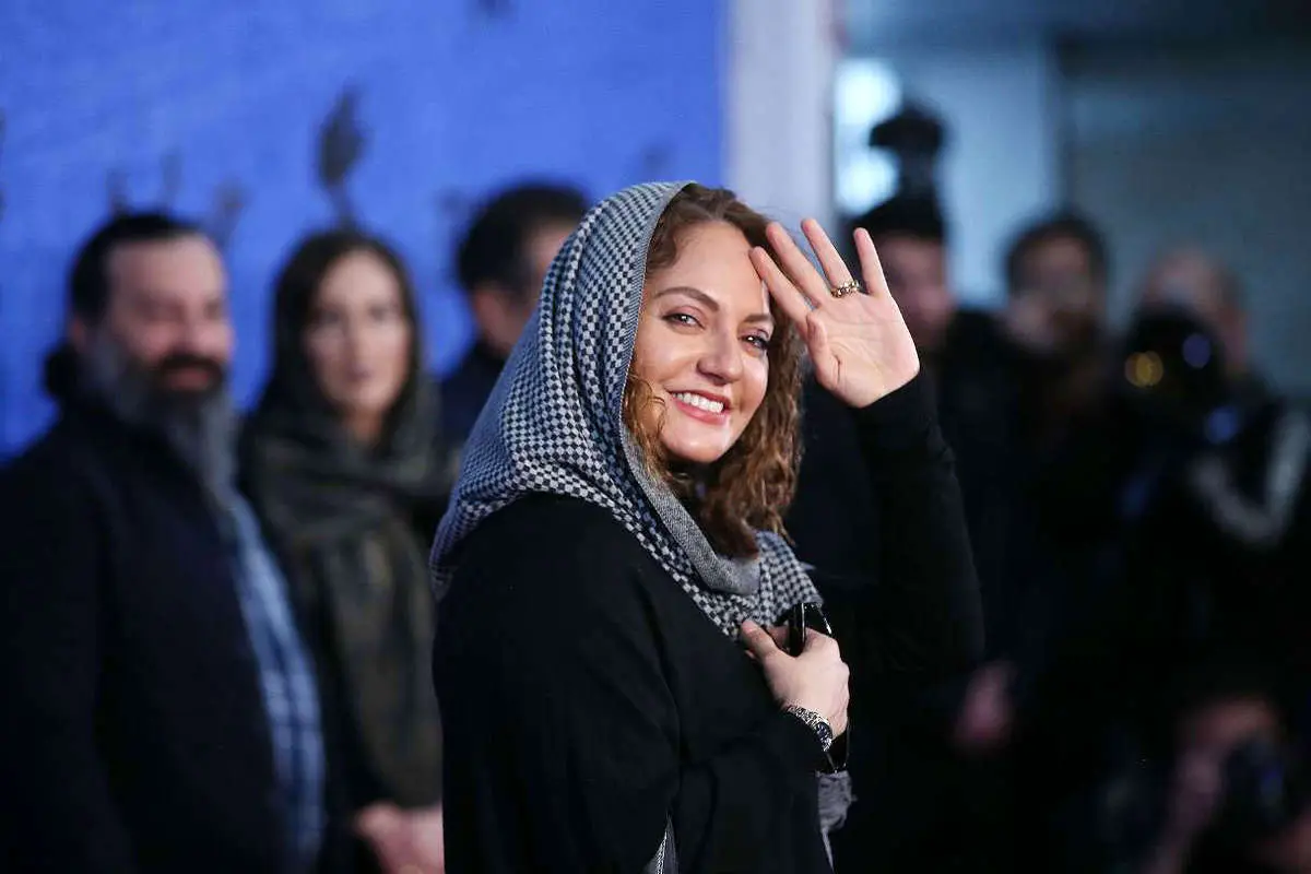 (تصاویر) ژستهای مهناز افشار در اکران «ناگهان درخت»