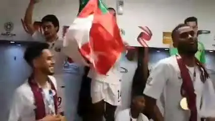 (ویدیو) رقص و پایکوبی بازیکنان قطری در رختکن