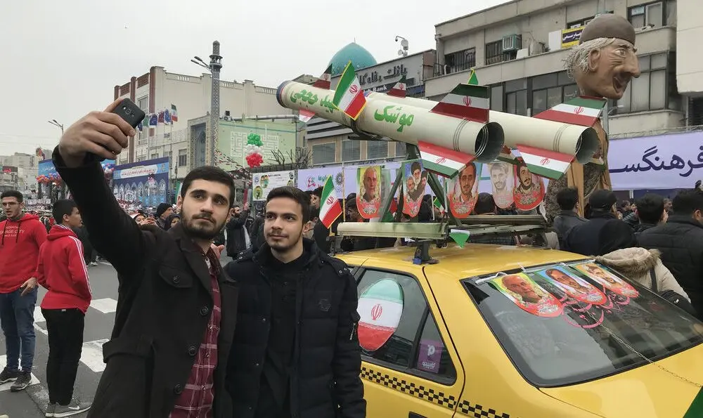 (تصاویر) متن و حاشیه راهپیمایی ۲۲ بهمن