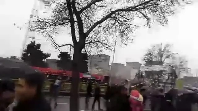 (ویدیو) راهپیمایی 22 بهمن زیر بارش شدید باران