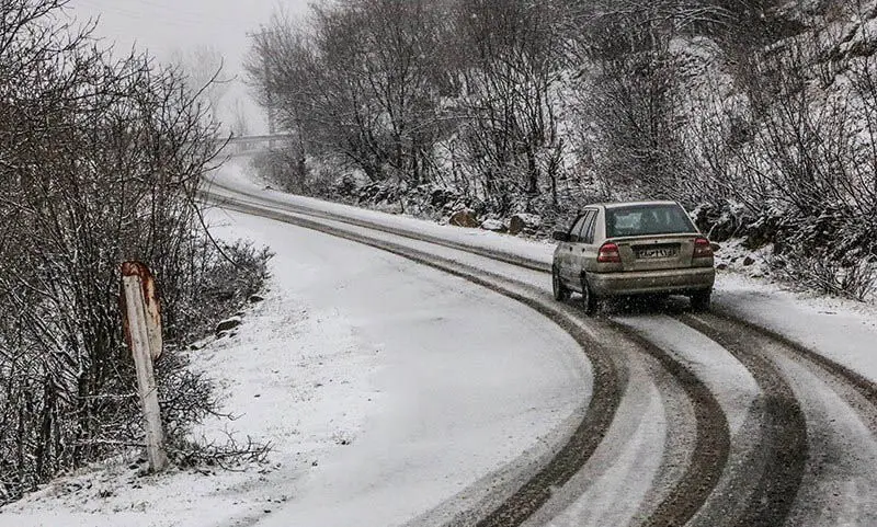 بارش برف در محور‌های ۱۰ استان کشور