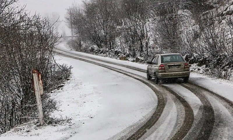 بارش برف در محور‌های ۱۰ استان کشور
