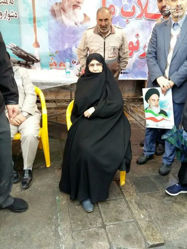 (تصویر) دختر امام خمینی ره در راهپیمایی