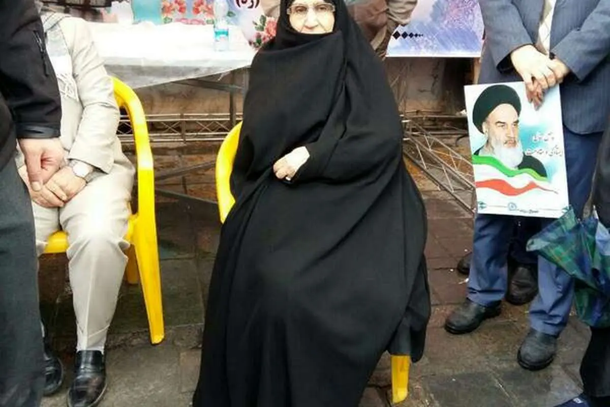 (تصویر) دختر امام خمینی ره در راهپیمایی