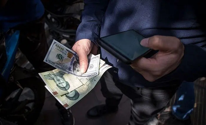 چرا قیمت دلار کاهش نمی‌یابد؟
