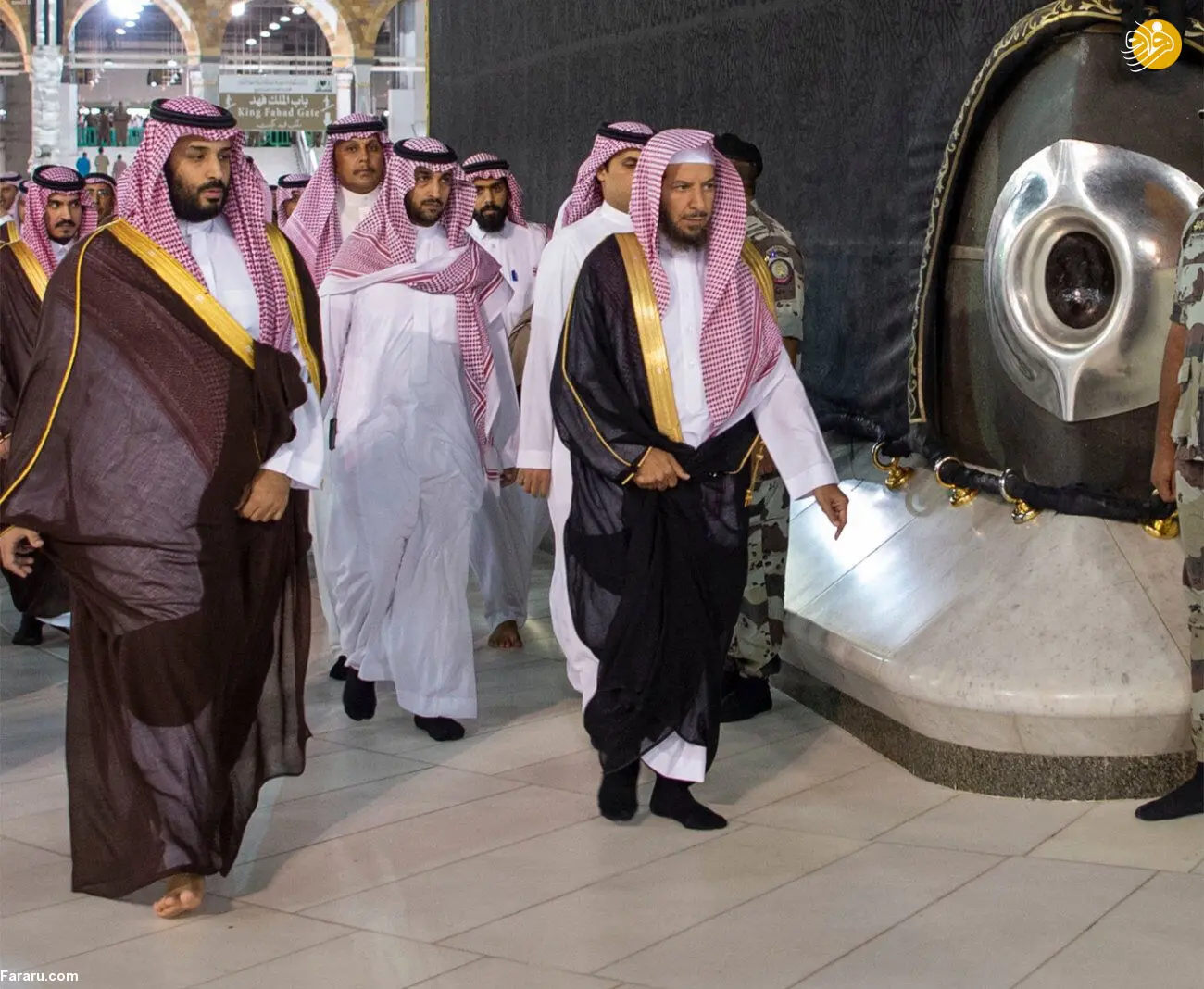 (تصاویر) محمدبن‌سلمان داخل کعبه نماز خواند