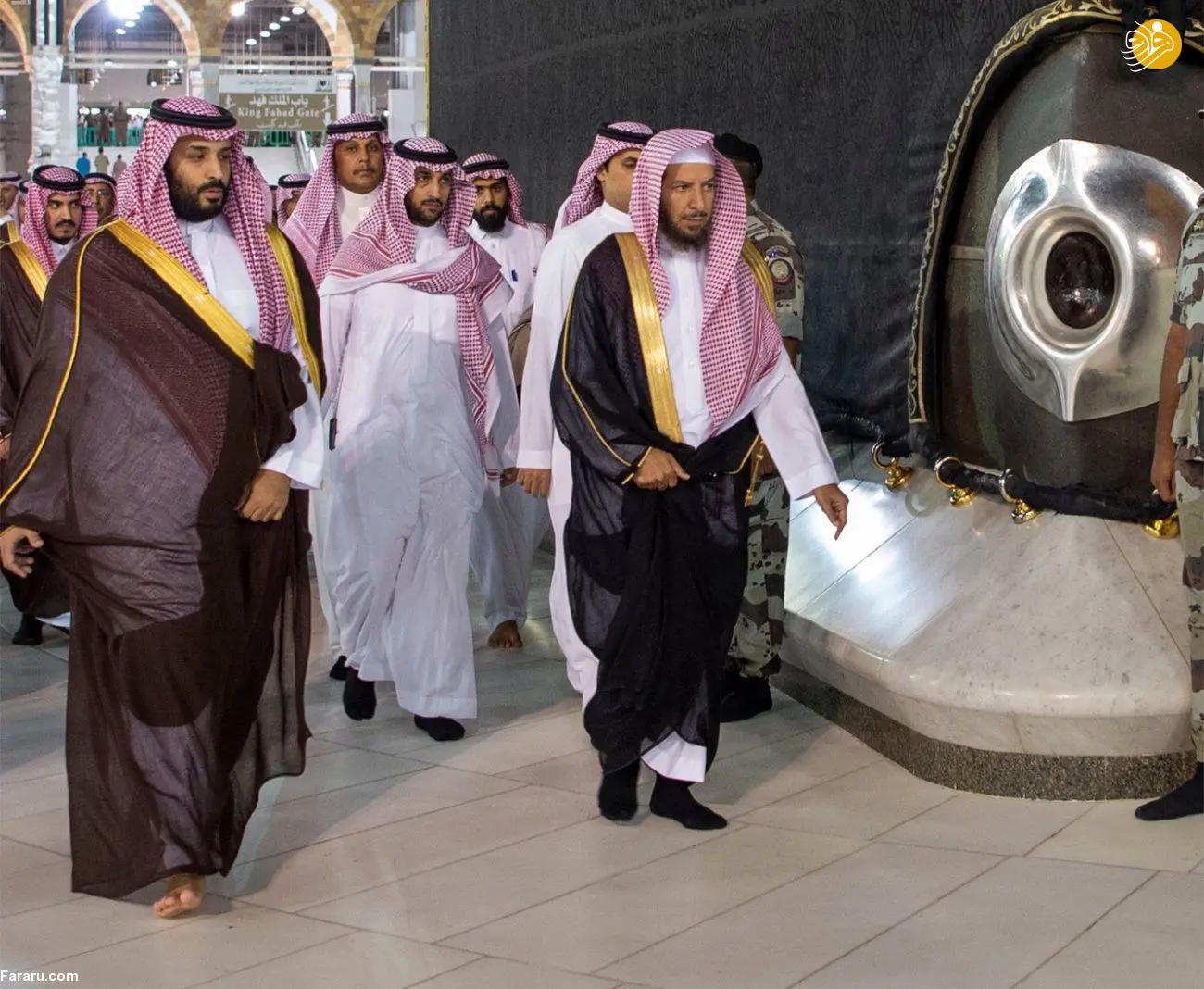 (تصاویر) محمدبن‌سلمان داخل کعبه نماز خواند
