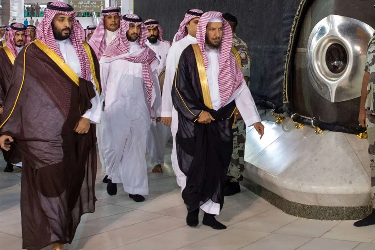 (تصاویر) محمدبنسلمان داخل کعبه نماز خواند