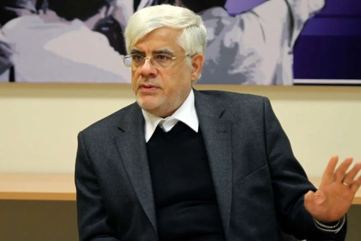 عارف: دولت آقای روحانی جزیرهای حرکت میکند