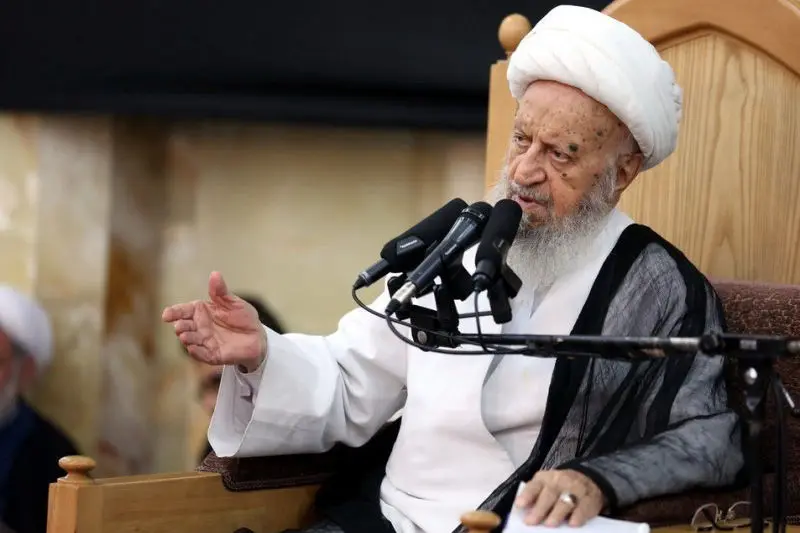 آیت الله مکارم: تندرو‌ها مردم را از انقلاب جدا می‌کنند، در همین راهپیمایی قم عده‌ای چه شعار‌هایی دادند