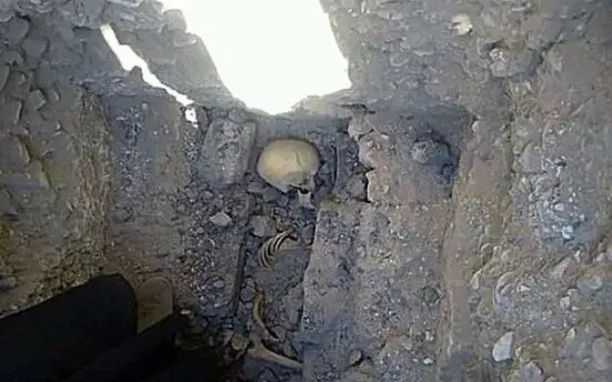 کشف اسکلت دختر ۱۳ ساله در کنار هرم مصر
