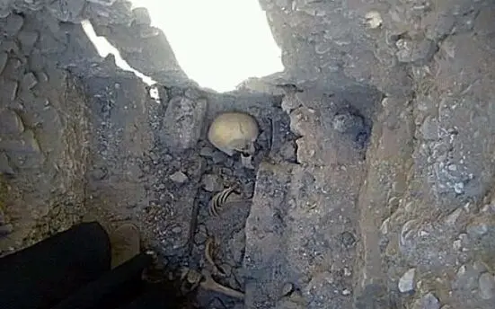 کشف اسکلت دختر ۱۳ ساله در کنار هرم مصر