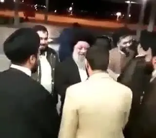 (ویدئو) استقبال به همراه دست‌بوسی از امام‌جمعه اهواز