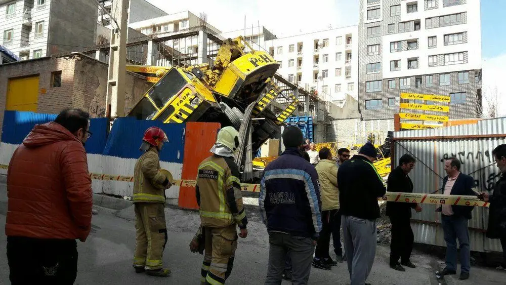 (تصاویر) سقوط جرثقیل ۶۰ تنی در بزرگراه اشرفی اصفهانی