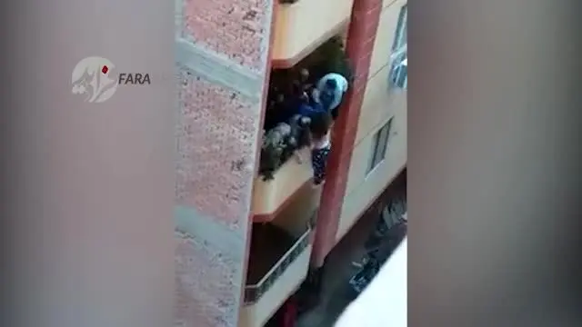 (ویدیو) نجات زنی که شوهرش او را از بالکن پرتاب کرد!