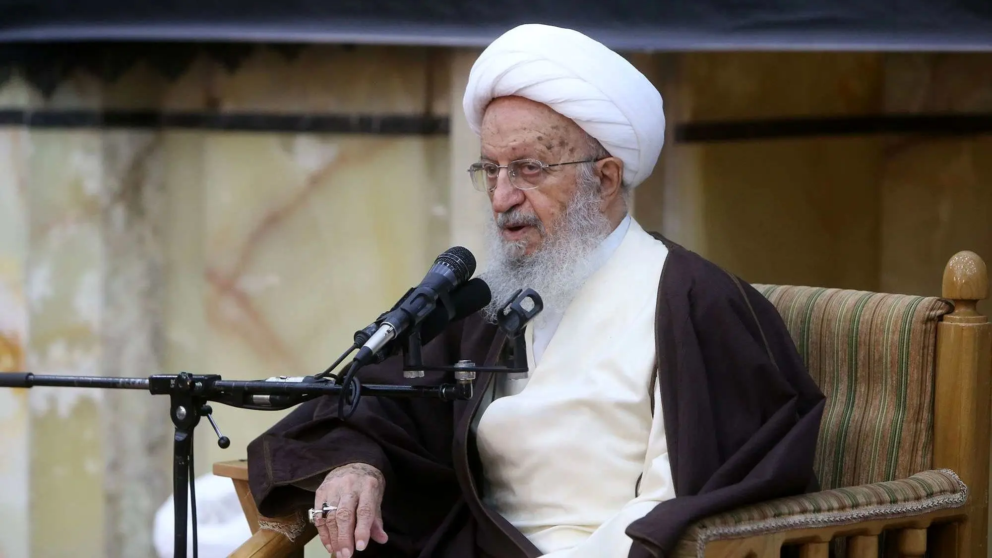 آیت‌الله مکارم: سفر‌های خارجی نوروزی را کاهش دهید