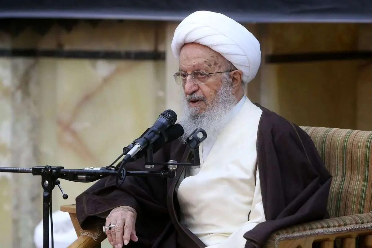 آیتالله مکارم: سفرهای خارجی نوروزی را کاهش دهید