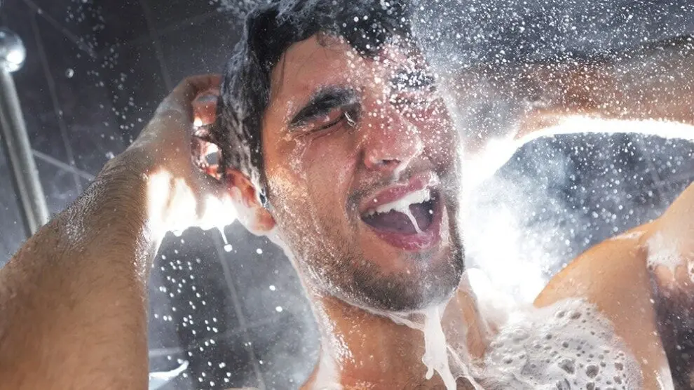استرس دارید؟ آواز بخوانید و دوش آب سرد بگیرید