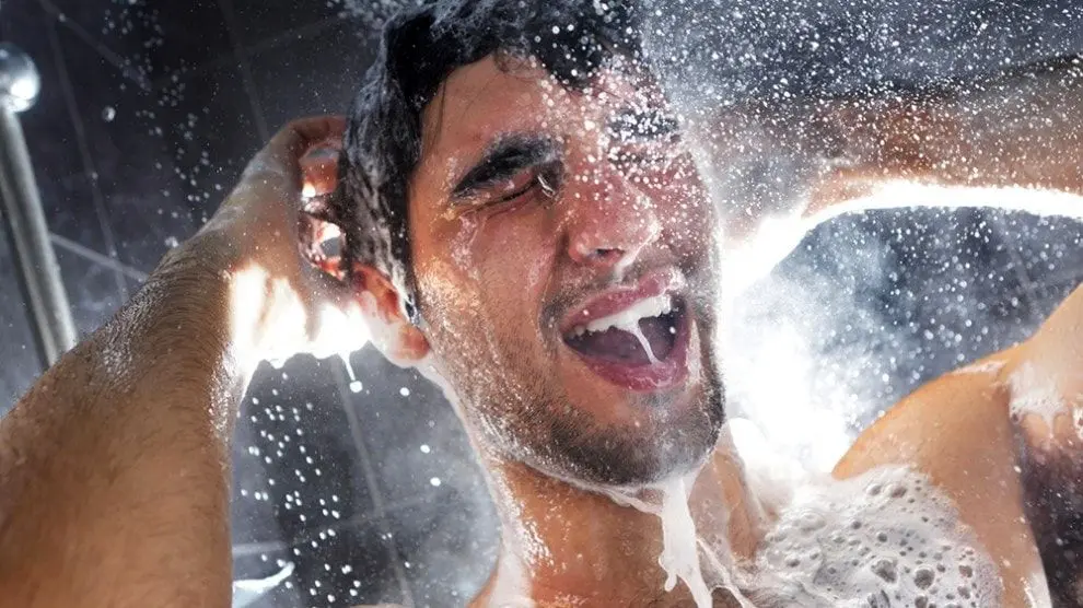 استرس دارید؟ آواز بخوانید و دوش آب سرد بگیرید