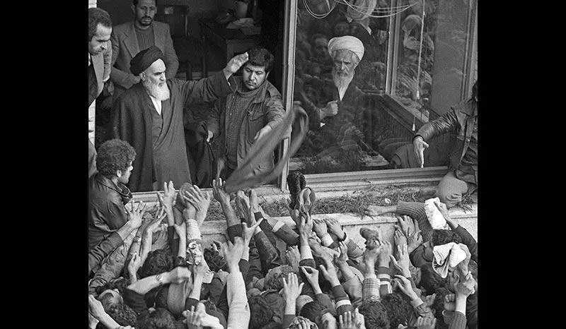 (تصاویر) دیدار مردم با امام خمینی (ره) در مدرسه علوی