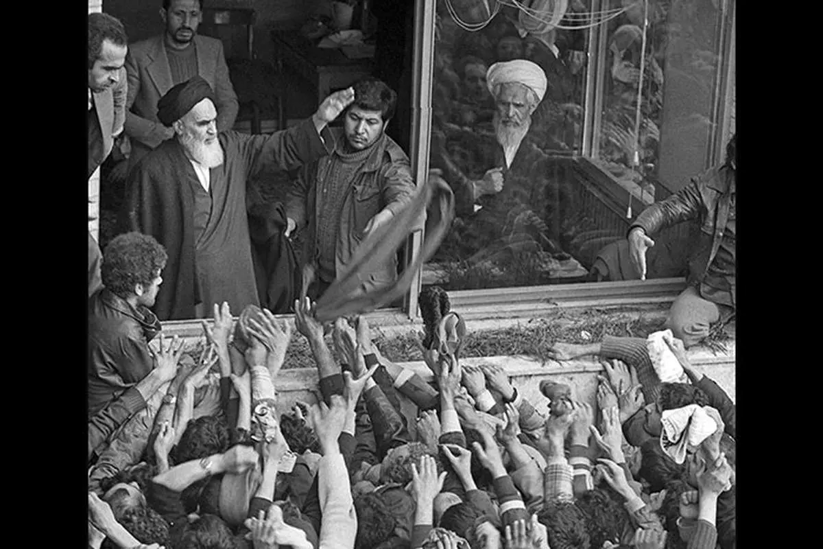 (تصاویر) دیدار مردم با امام خمینی (ره) در مدرسه علوی