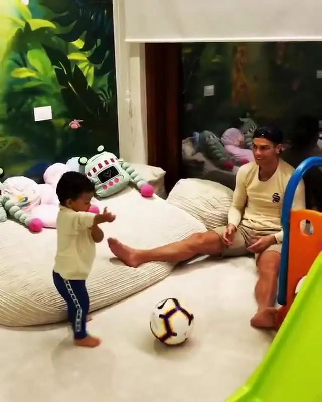 (ویدیو) علاقه فرزند خردسال رونالدو به فوتبال!