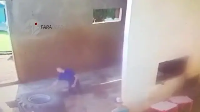 (ویدیو) انفجار مرگبار لاستیک در حین خاموش کردن آتش!
