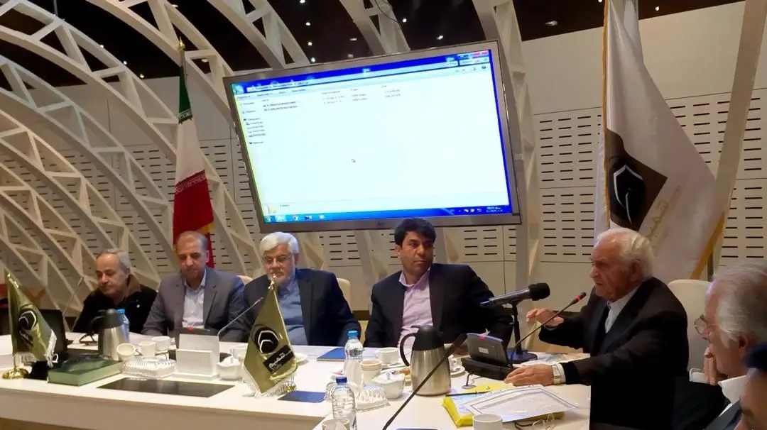 عارف: کسانی که باید به جامعه آرامش دهند، سیاه نمایی می‌کنند
