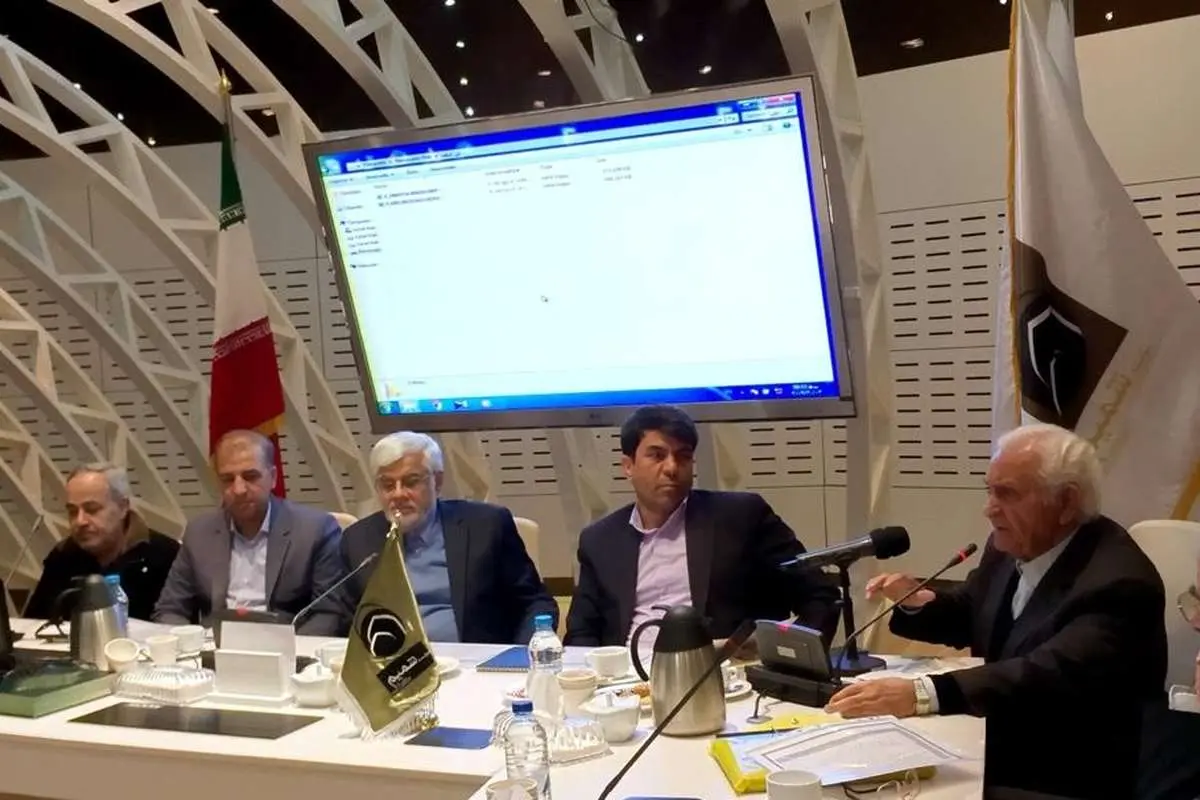 عارف: کسانی که باید به جامعه آرامش دهند، سیاه نمایی میکنند
