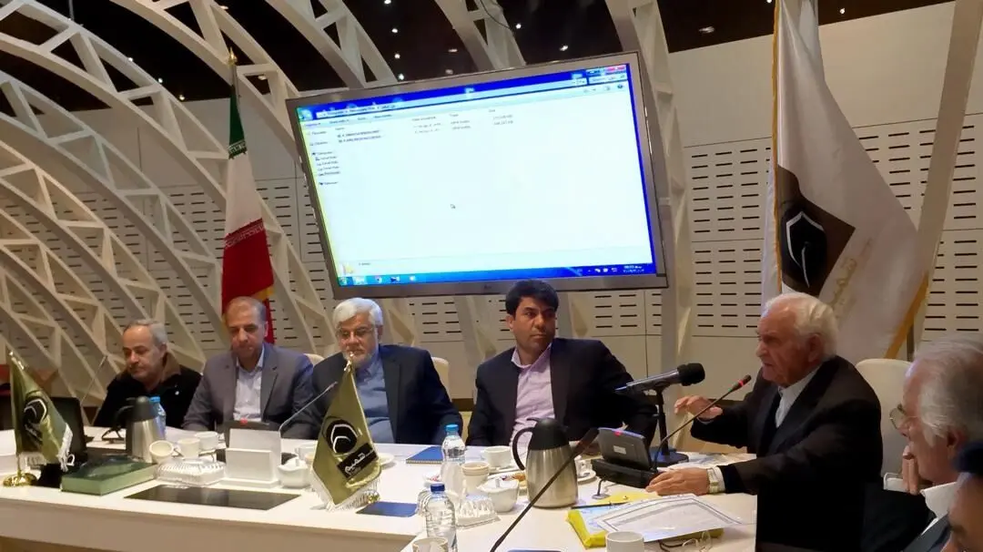 عارف: کسانی که باید به جامعه آرامش دهند، سیاه نمایی می‌کنند