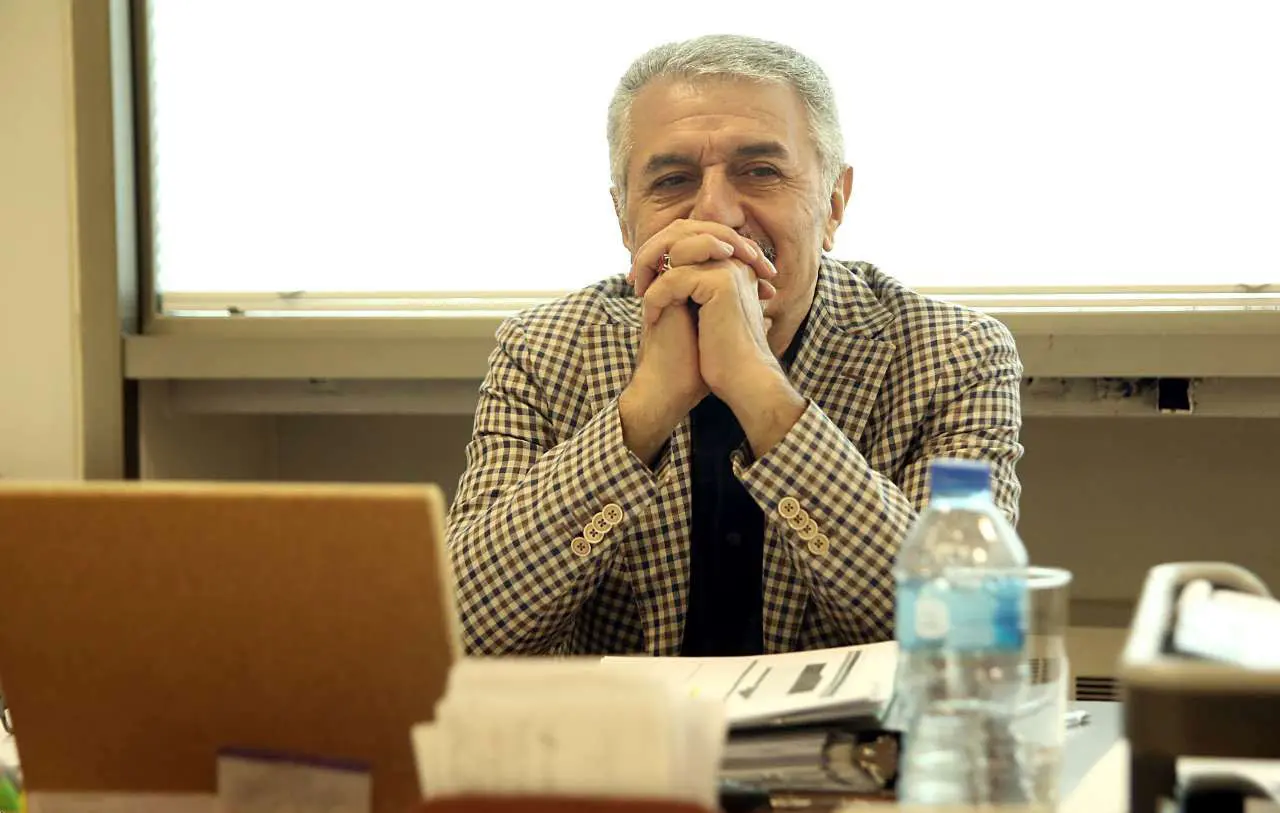 پلاکارد به دستان را با توجیه‌های ساده بسیج کرده‌اند