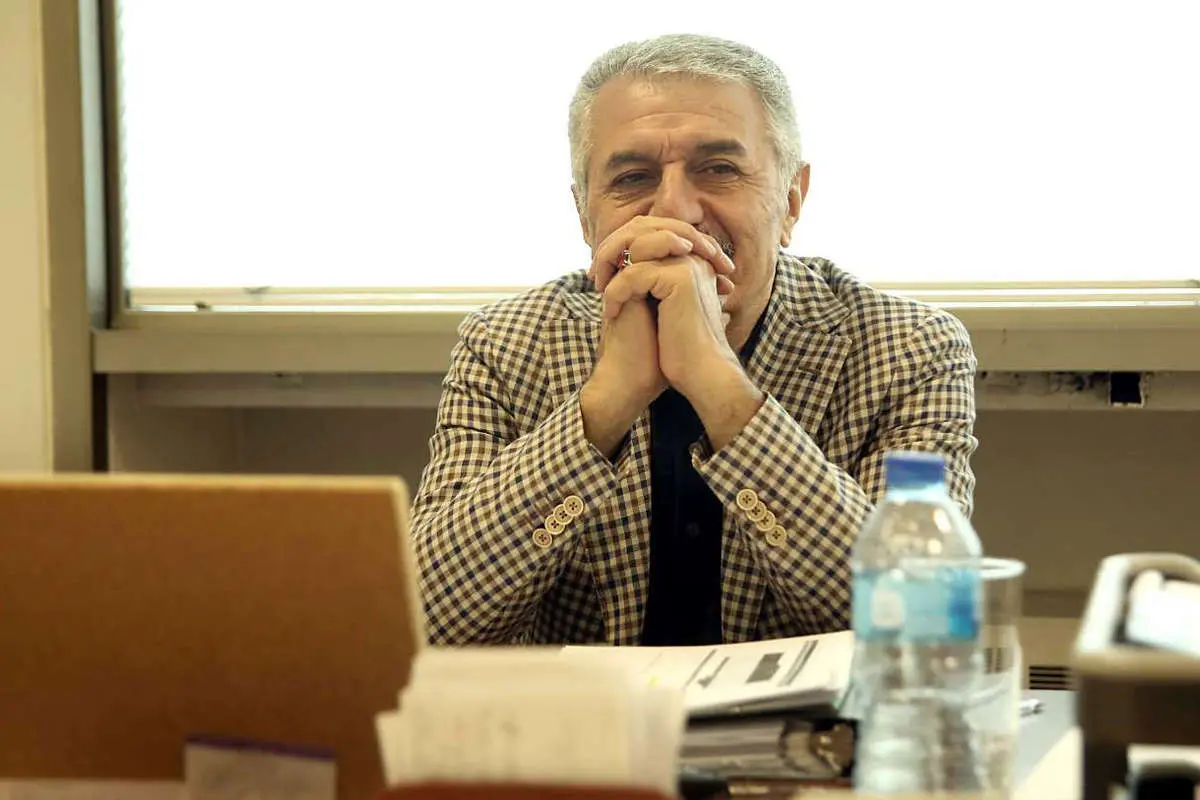 پلاکارد به دستان را با توجیههای ساده بسیج کردهاند