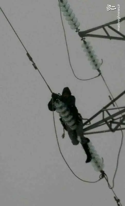 (عکس) تصویری عجیب از تعمیر خطوط برق فشارقوی در ارتفاعات گیلان