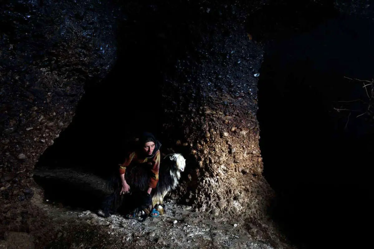 (تصاویر) زندگی دو خانواده غارنشین در خوزستان