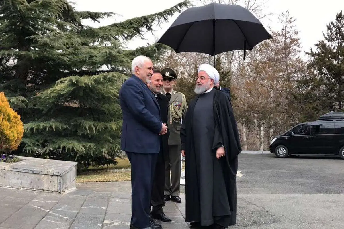 (تصاویر) یک روز پس از استعفا؛ خنده‌های ظریف در کنار روحانی