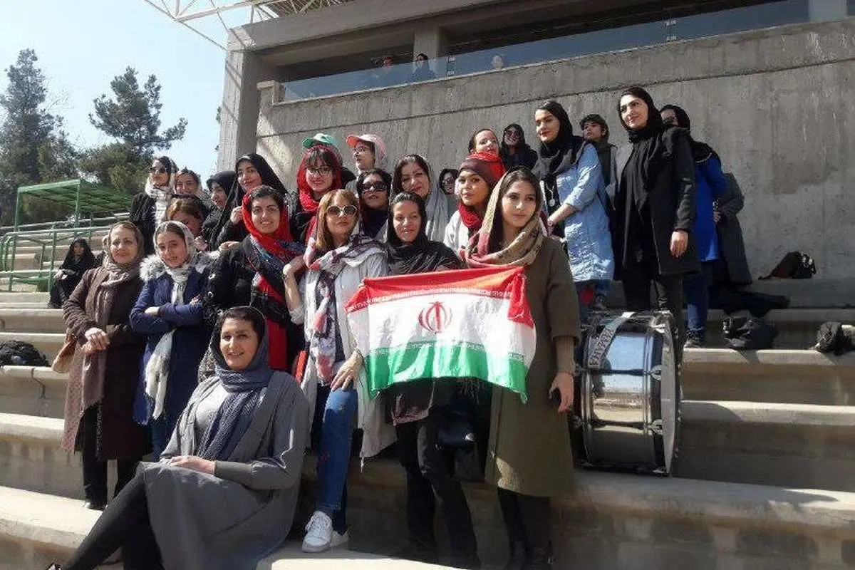 عکس یادگاری مهناز افشار با زنان ملی پوش فوتبال
