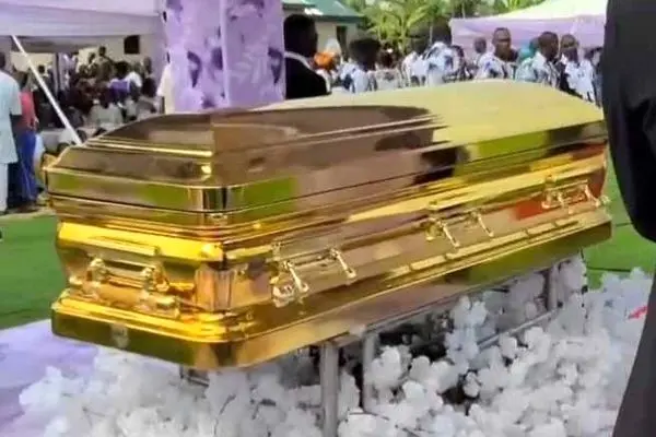 روحانی مشهور مادر ۱۰۴ ساله‌اش را در تابوتی با روکش طلا به خاک سپرد