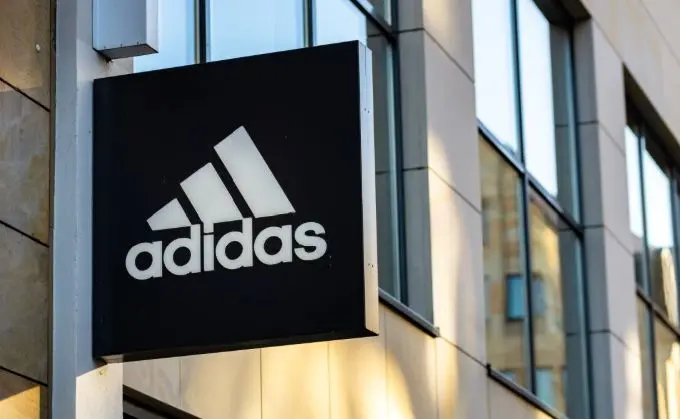 کارمندان فروشگاه ورزشی از ترس حملات  پهپادی در پناهگاه 